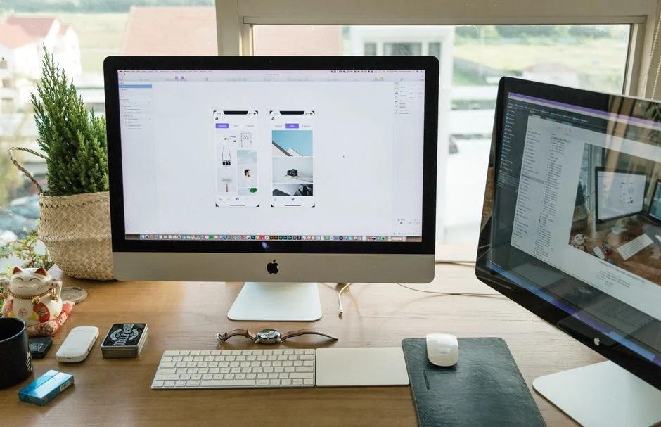 Un espace de travail contemporain mettant en valeur un ordinateur portable, une tablette et des smartphones, idéal pour un usage tech et freelance.